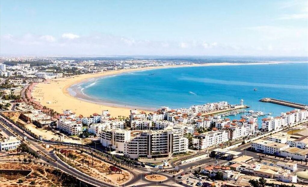 السياحة في أكادير منظر جوي لخليج أكادير والمارينا في المغرب