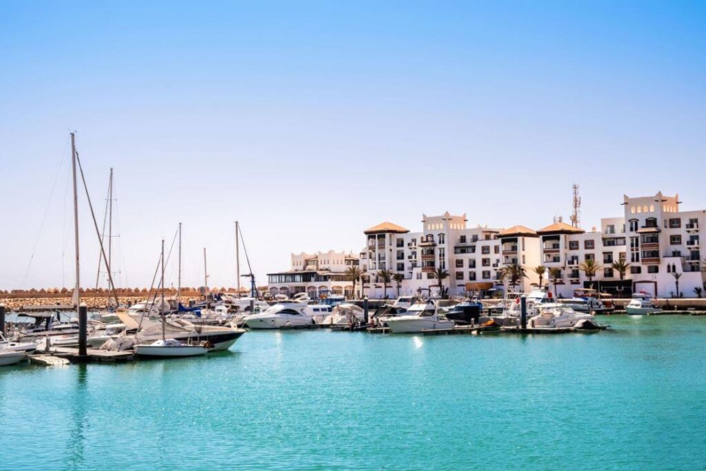 مارينا أكادير المغرب مع اليخوت والميناء السياحي في Agadir Marina